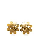 Clipe de flor Chanel CC dourado em brincos