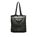 Bolsa preta com logotipo de ráfia de crochê Prada