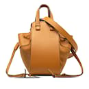 Bolso satchel mini hamaca de Loewe en color canela