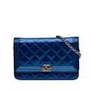 Portafoglio Chanel blu in vernice su borsa a tracolla con catena