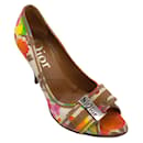 Zapatos de tacón peep toe con placa del logo y detalle de lazo con estampado floral multicolor de Christian Dior