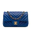 Borsa rettangolare con patta Chanel Mini Chevron trapuntata in pelle di agnello blu