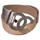 Talla de cinturón Chanel Rose Gold Metallic CC con hebilla 80/32