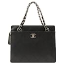 Chanel 1998 Bolsa média de couro caviar preto com detalhes prateados