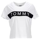 Camiseta feminina com logotipo recortado - Tommy Hilfiger