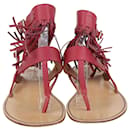 Sandalias planas cruzadas al tobillo con detalle de flecos en color burdeos de Valentino