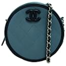 Bandolera Chanel de piel de cordero azul CC con cadena redonda