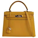 Hermès Hermès Kelly 28 sac bandoulière en cuir Courchevel or jaune