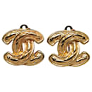 Boucles d'oreilles à clip CC en or Chanel