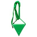 Bottega Veneta – Dreieckige Tasche aus grünem Leder mit Riemen