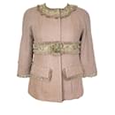 Jaqueta de Tweed Bege com Apliques de Joias por 9 mil dólares. - Chanel