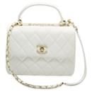 Chanel – Kleine, trendige CC-Flap-Tasche aus gestepptem Lammleder in Weiß