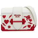 Prada – Weiße Cahier-Tasche aus City-Kalbsleder mit Saffiano-Besatz und Blumenherz