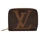 Monedero con cremallera invertida gigante con monograma marrón de Louis Vuitton