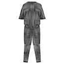 Conjunto de chaqueta y pantalones de cuero gris por 12,000 dólares. - Chanel