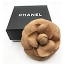 Spilla vintage in lino con fiore di camelia Chanel