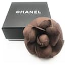 Spilla Chanel in lino con fiore di camelia