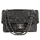 Borsa Chanel Classic Flap Jumbo nera con paillettes nascoste in rete e dettagli in argento.