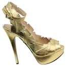 Zapatos de salón dorados con punta abierta - Charlotte Olympia
