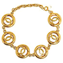 Bracciale Chanel CC in oro con medaglione