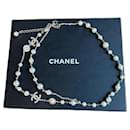 Cinturón de perlas y cadena Chanel