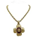 Pendentif croix en chaîne dorée Chanel 96A