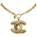 Colar com pingente Chanel CC em ouro