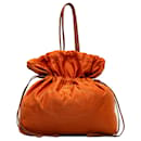Prada – Tessuto-Tragetasche mit Kordelzug und Logo in Orange