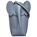 Bandolera con bolsillo de elefante azul de Loewe