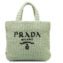 Prada – Kleine Tragetasche mit Logo aus Bast in Grün