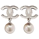 Chanel Clips Plata Grandes CC Grandes Pendientes de clip de perlas elegantes.
