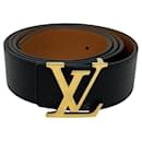 Cinturón reversible Louis Vuitton LV Initiales de 40 mm en negro y marrón claro.