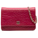 Portefeuille Chanel Camellia rose sur sac à bandoulière chaîne