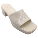 Sandalias de goma con tacón en bloque y plataforma con logo en color marfil de Gucci - Autre Marque