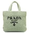 Petit sac cabas vert à logo en raphia Prada