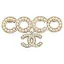 Spilla Chanel bianca con perle finte Coco