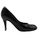 Zapatos de salón Chanel CC con puntera en cuero negro