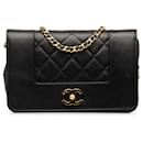 Portafoglio Chanel Mademoiselle nero su borsa a tracolla con catena