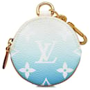 Monedero azul con monograma gigante junto a la piscina de Louis Vuitton con múltiples pochettes y cordón para llaves