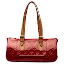 Rote Louis Vuitton-Monogramm-Umhängetasche „Vernis Rosewood Avenue“.