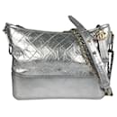 Silberne Chanel Gabrielle Crossbody-Tasche aus mittelgroßem Kalbsleder