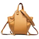 Bolso satchel mini hamaca de Loewe en color canela