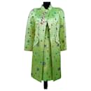 Traje vintage de Christian Lacroix con vestido recto y abrigo verde elegante para la ceremonia.