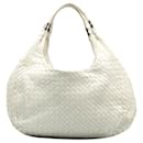 Weiße, mittelgroße Hobo-Tasche „Campana“ aus Intrecciato von Bottega Veneta