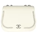 Kleine, schicke Umhängetasche aus weißem Kalbsleder von Chanel mit geflochtener Kette 
