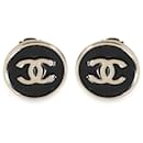 Boucles d'oreilles Chanel CC dorées avec bouton en émail noir