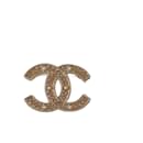 Broche Chanel CC B 19 S dorée avec quincaillerie en or.