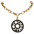 Colar Chanel com pingente de logotipo dourado