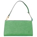Pochette Louis Vuitton in pelle Epi verde