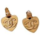 Brincos de coração Chanel 1995 em metal dourado